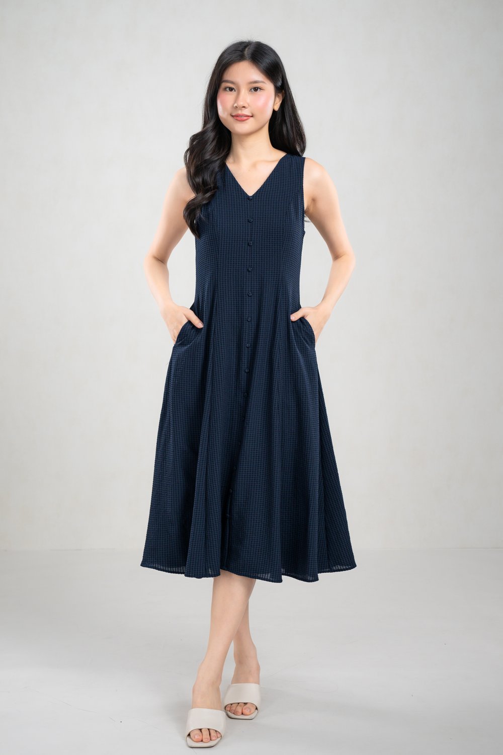 SHELIA V-NECK SLEEVELESS MIDI DRESS IN NAVY