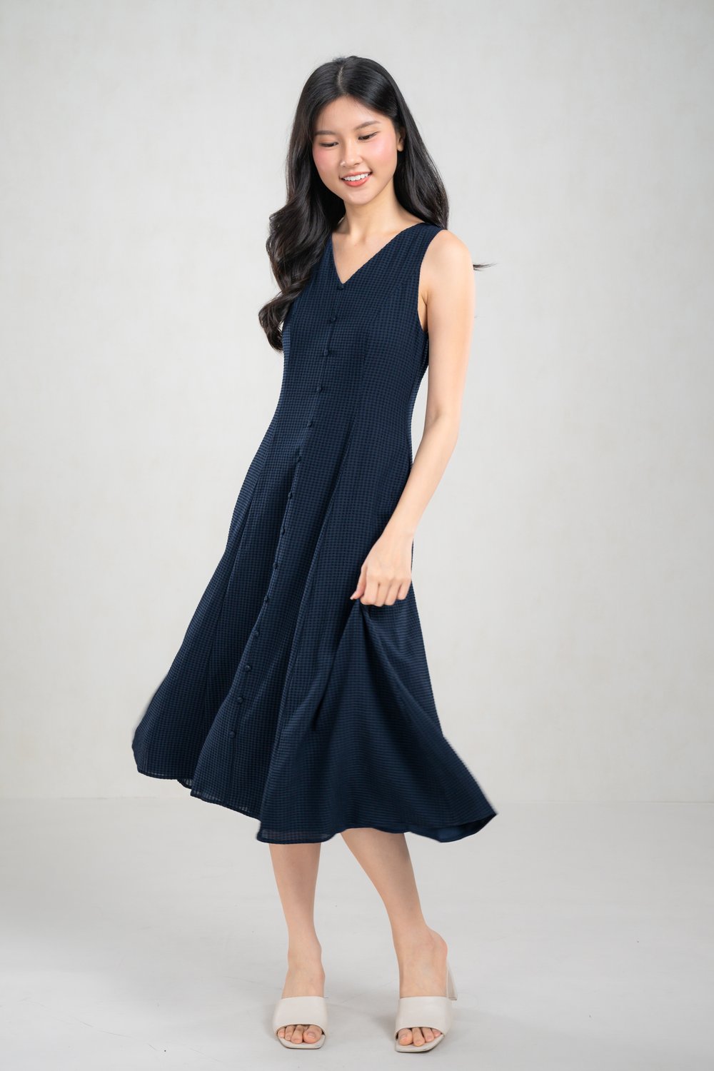 SHELIA V-NECK SLEEVELESS MIDI DRESS IN NAVY
