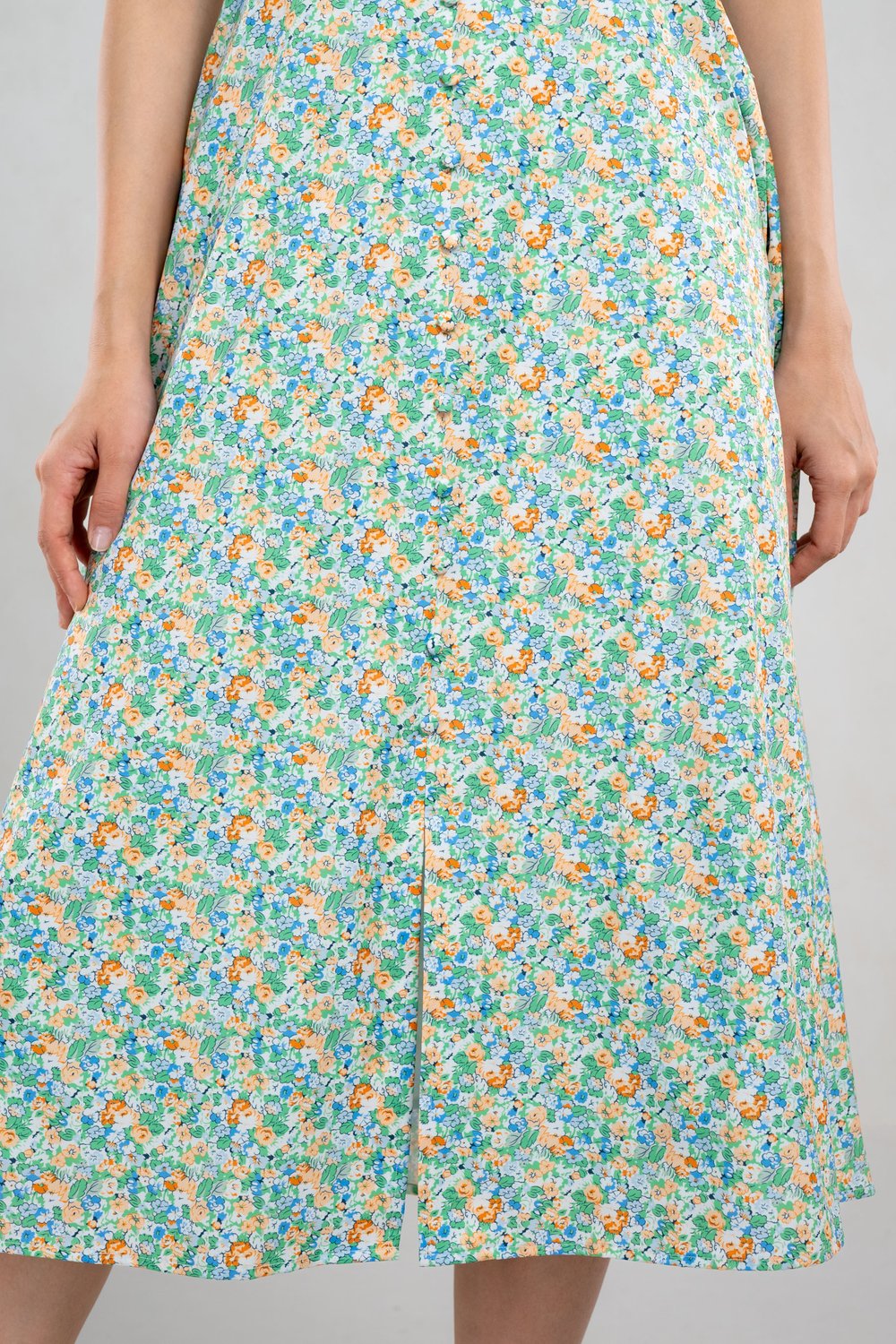 FINBAR FLORAL SLEEVED MIDI DRESS IN GREEN FLORAL