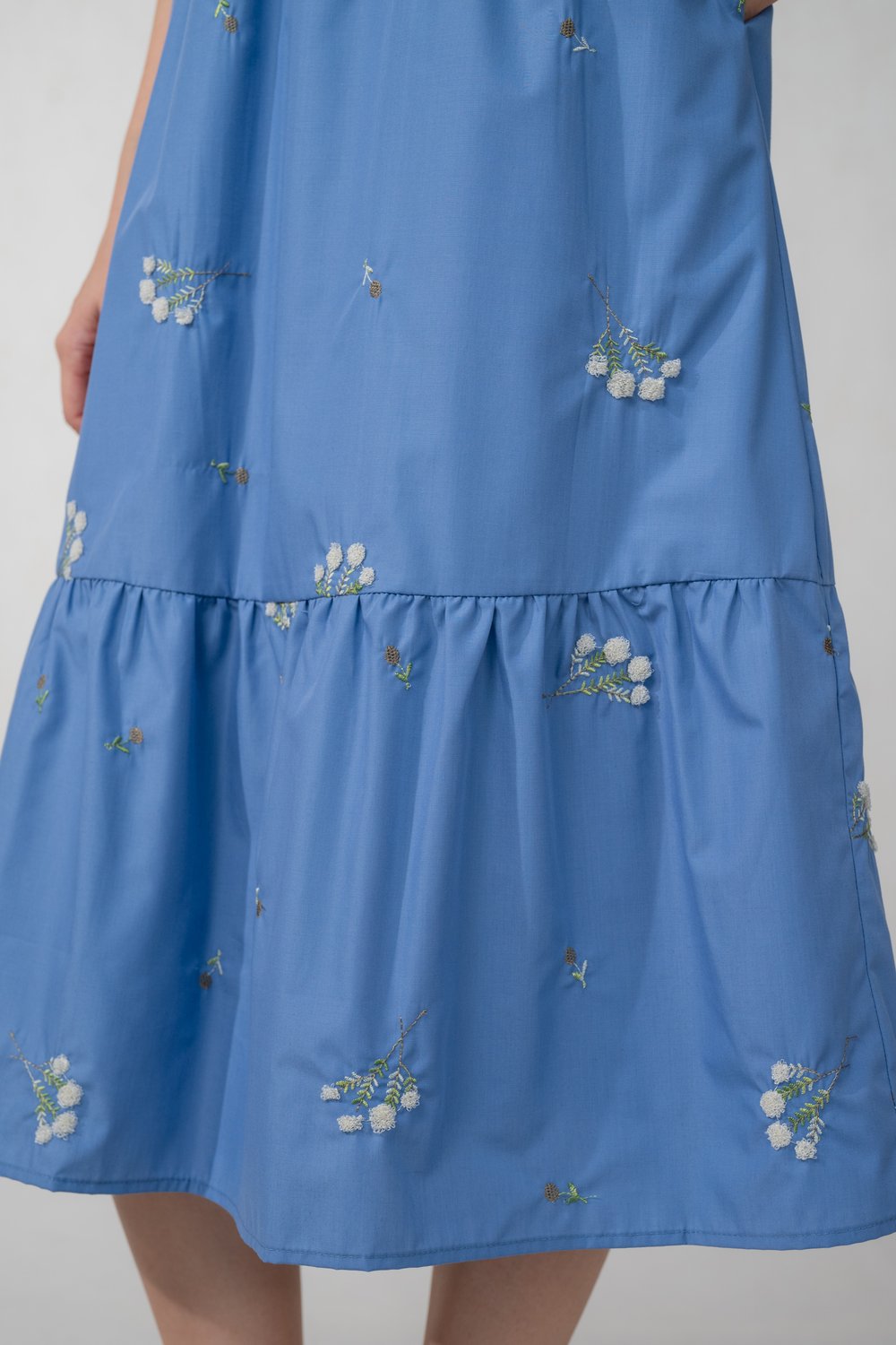 QUIANA EMB. SWEETHEART SLEEVED MIDI DRESS IN PERIWINKLE