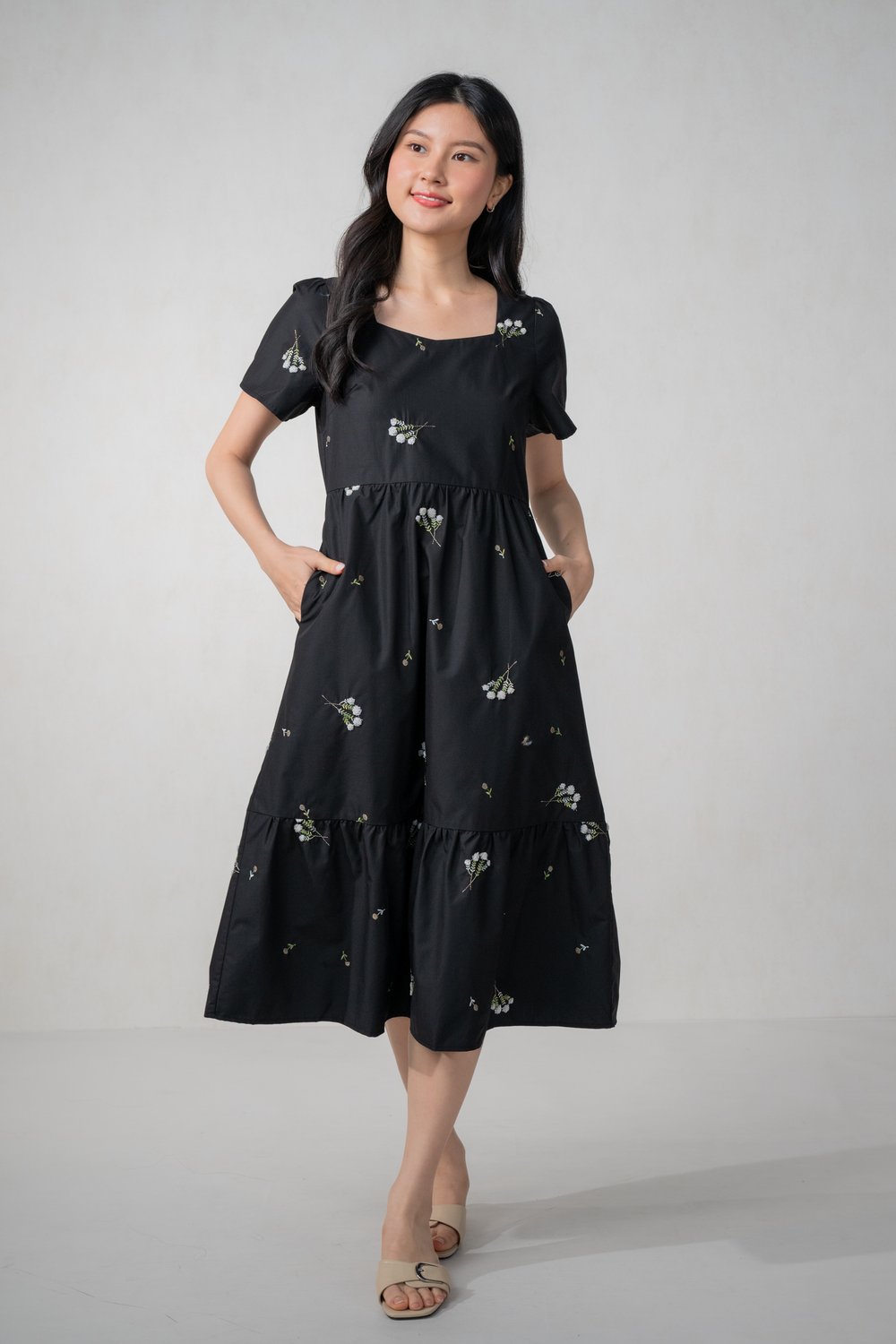 QUIANA EMB. SWEETHEART SLEEVED MIDI DRESS IN BLACK