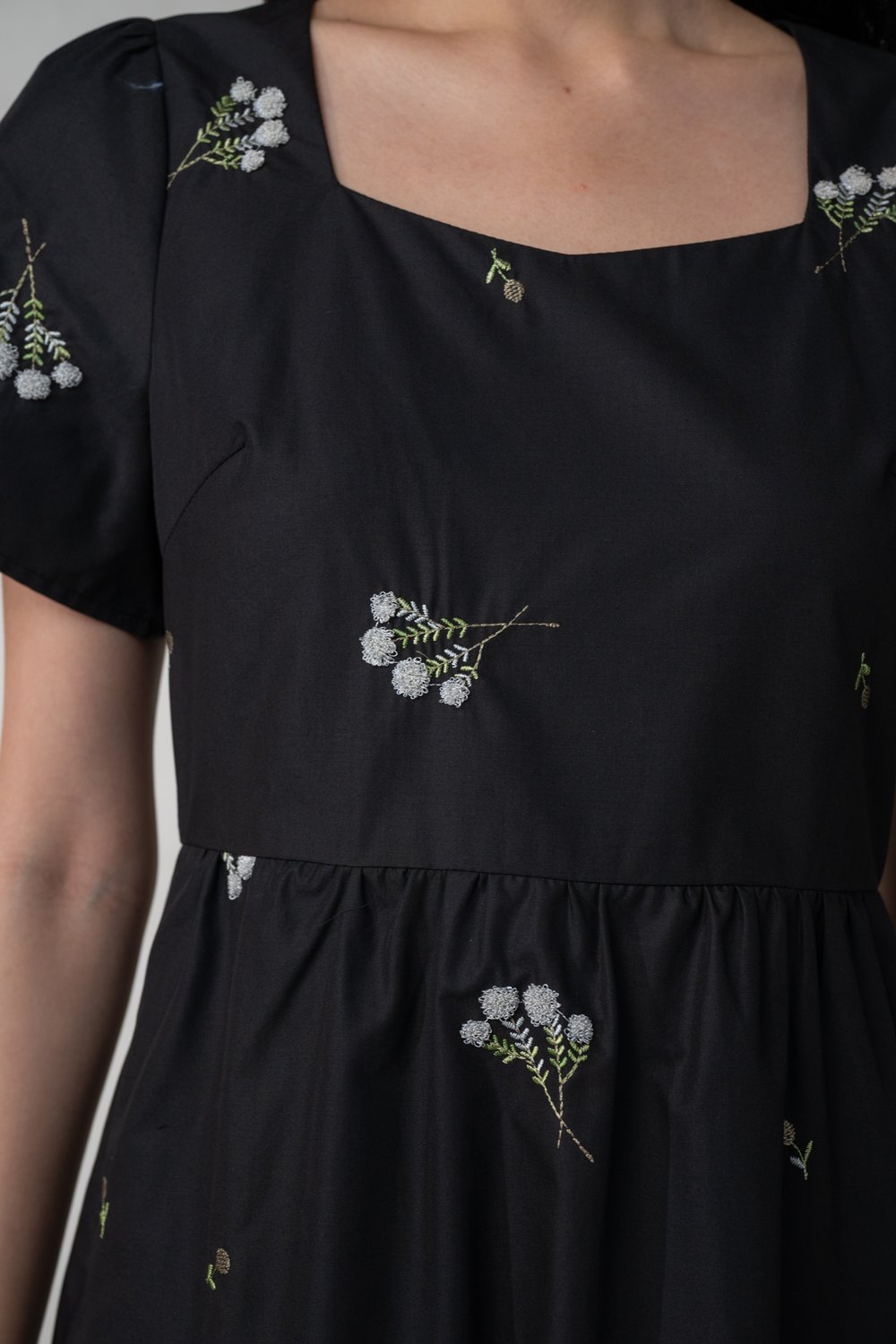 QUIANA EMB. SWEETHEART SLEEVED MIDI DRESS IN BLACK
