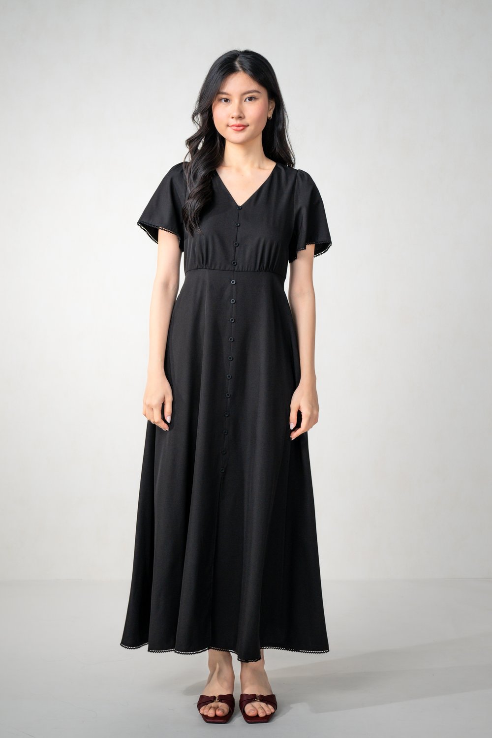ZIRELLE SLEEVED BUTTON MAXI DRESS IN BLACK