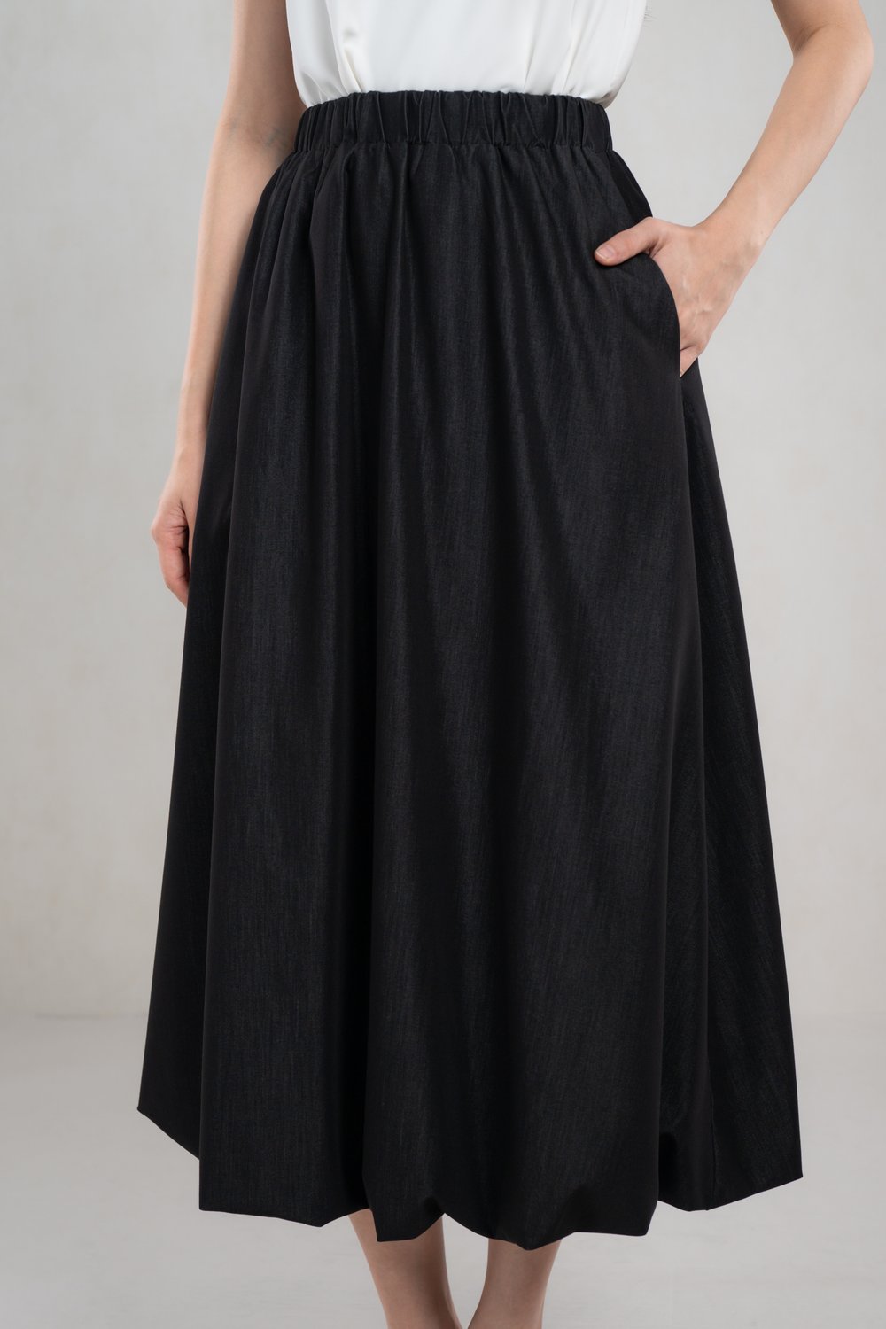 RIMA DENIM BUBBLE MIDI SKIRT IN BLACK