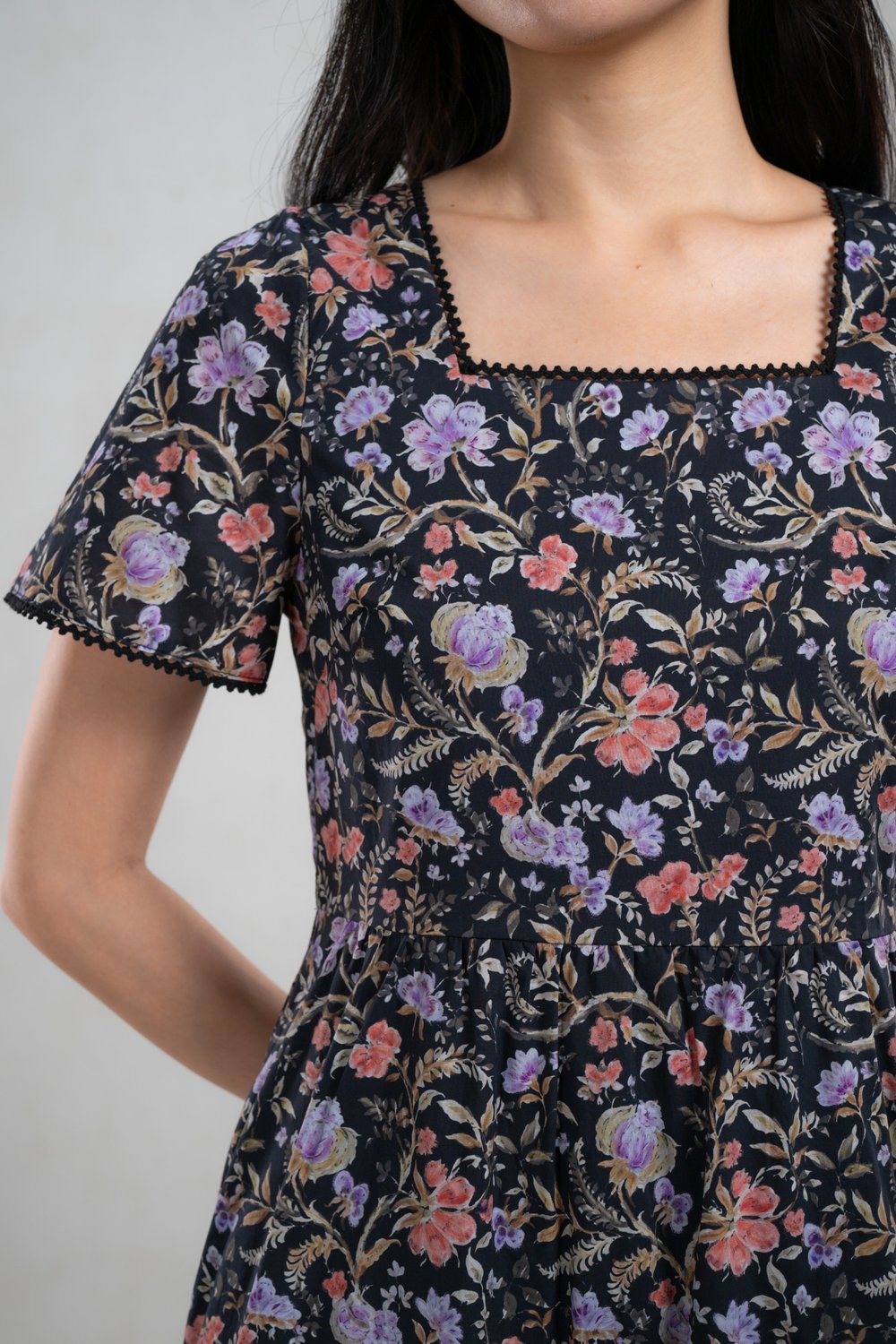 PEIG BLACK FLORAL SLEEVED MIDI DRESS