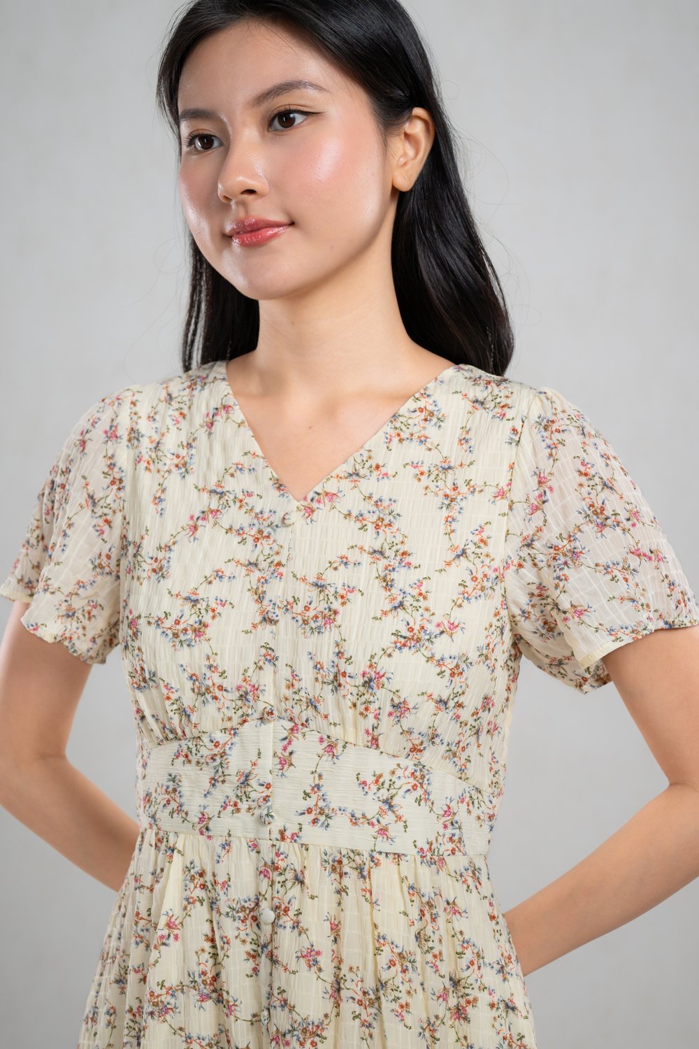 GAITH FLORAL V-NECK SLEEVED MIDI DRESS IN CREAM