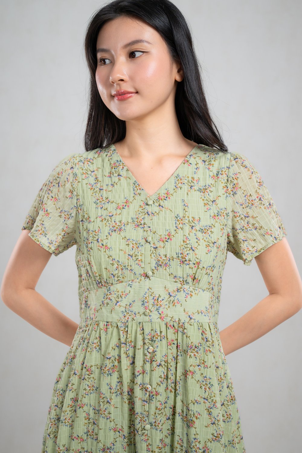 GAITH FLORAL V-NECK SLEEVED MIDI DRESS IN GREEN