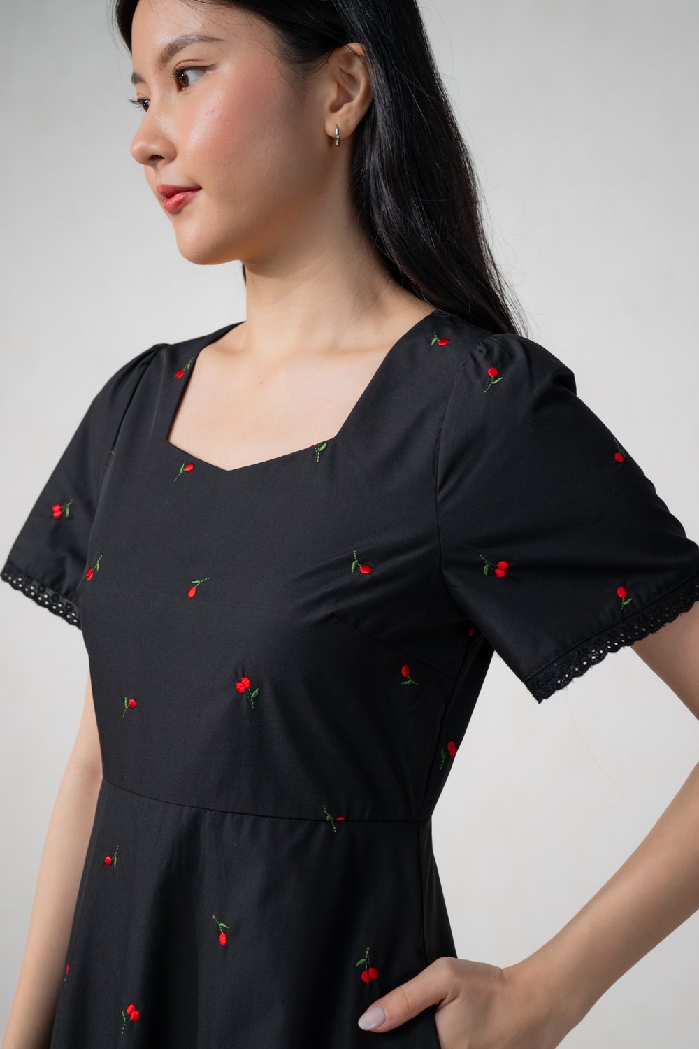 ULINA BLACK CHERRY EMB. SWEETHEART MIDI DRESS