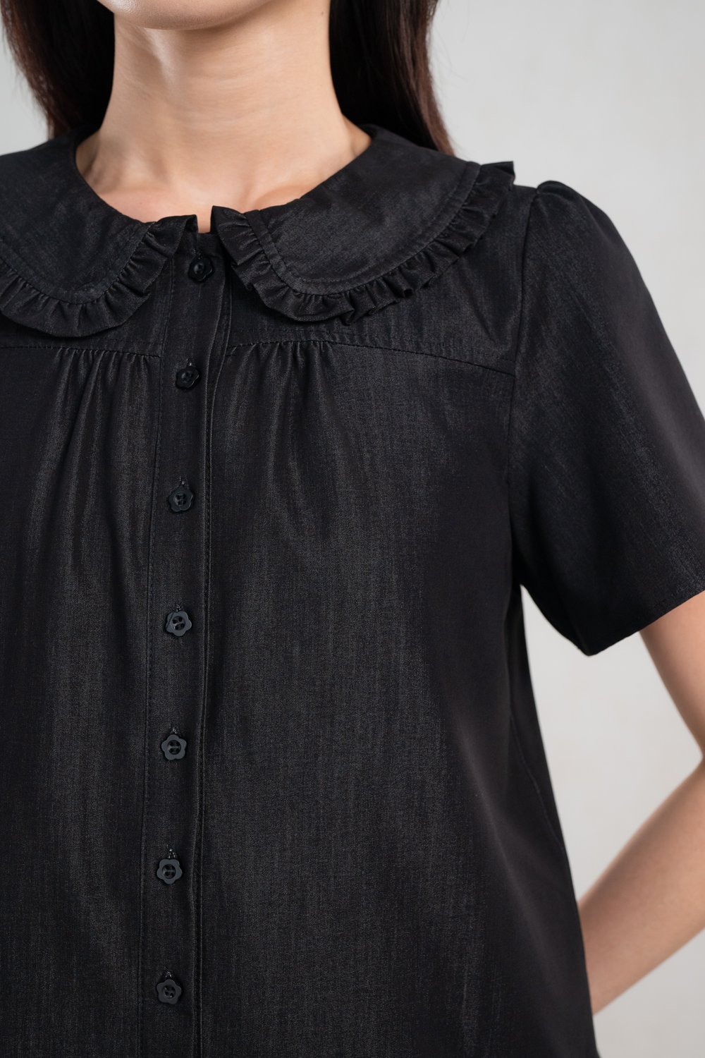 SUZZIE PETERPAN-COLLAR TOP IN BLACK