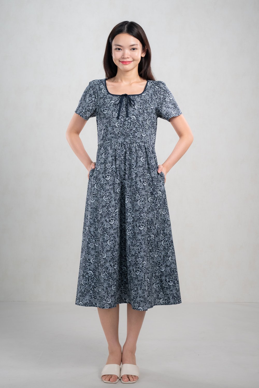 YELORAE SLEEVED MIDI DRESS IN NAVY FLORAL