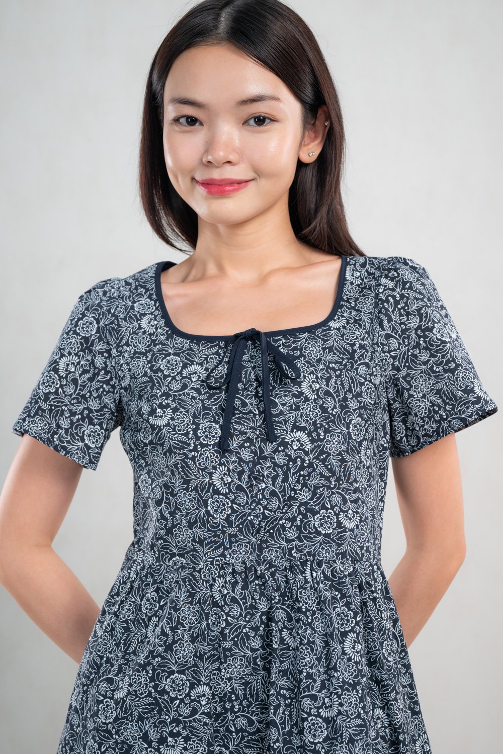 YELORAE SLEEVED MIDI DRESS IN NAVY FLORAL