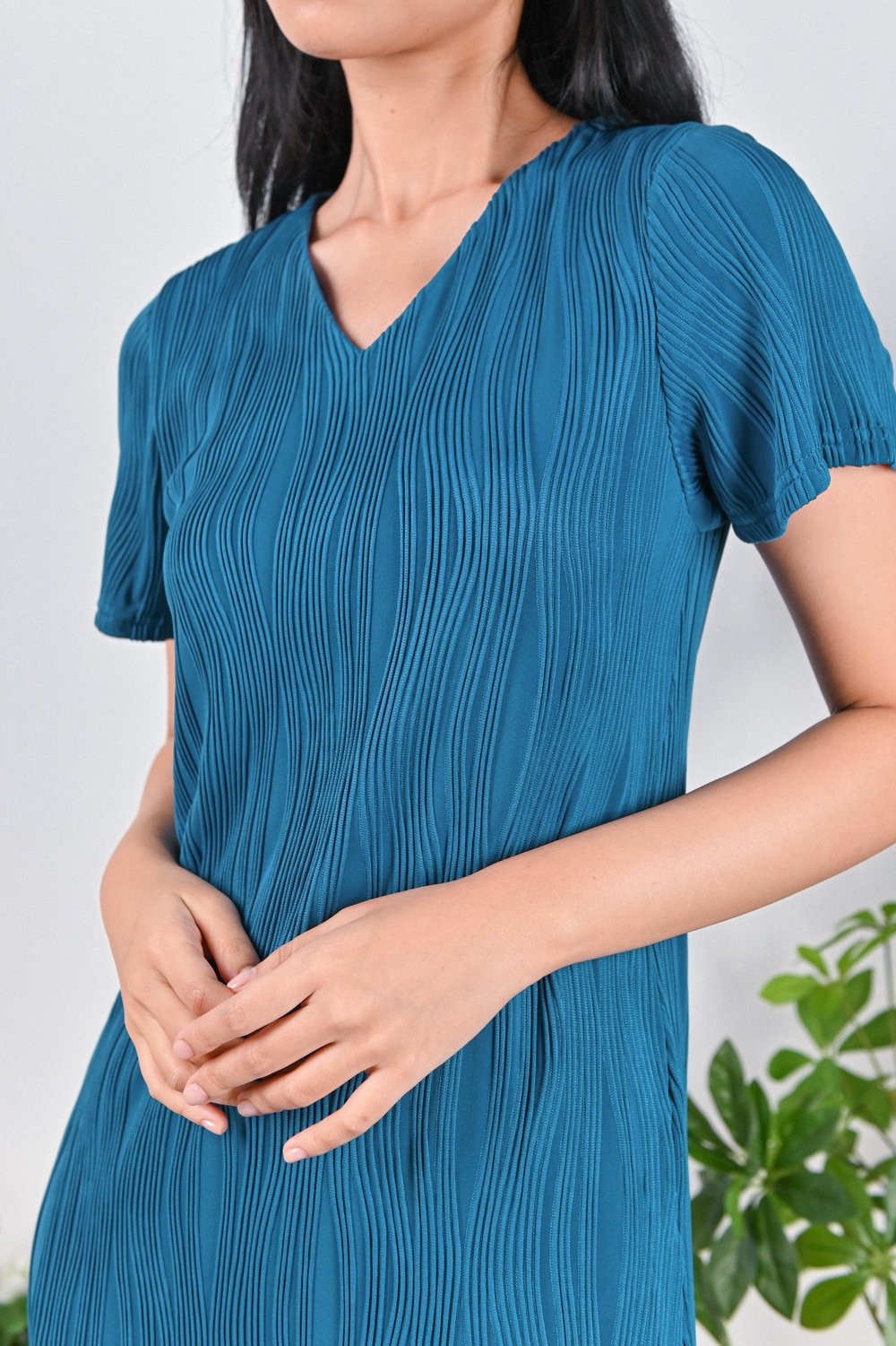 LOJA CURVED LINES SLEEVED DRESS IN TURQUOISE