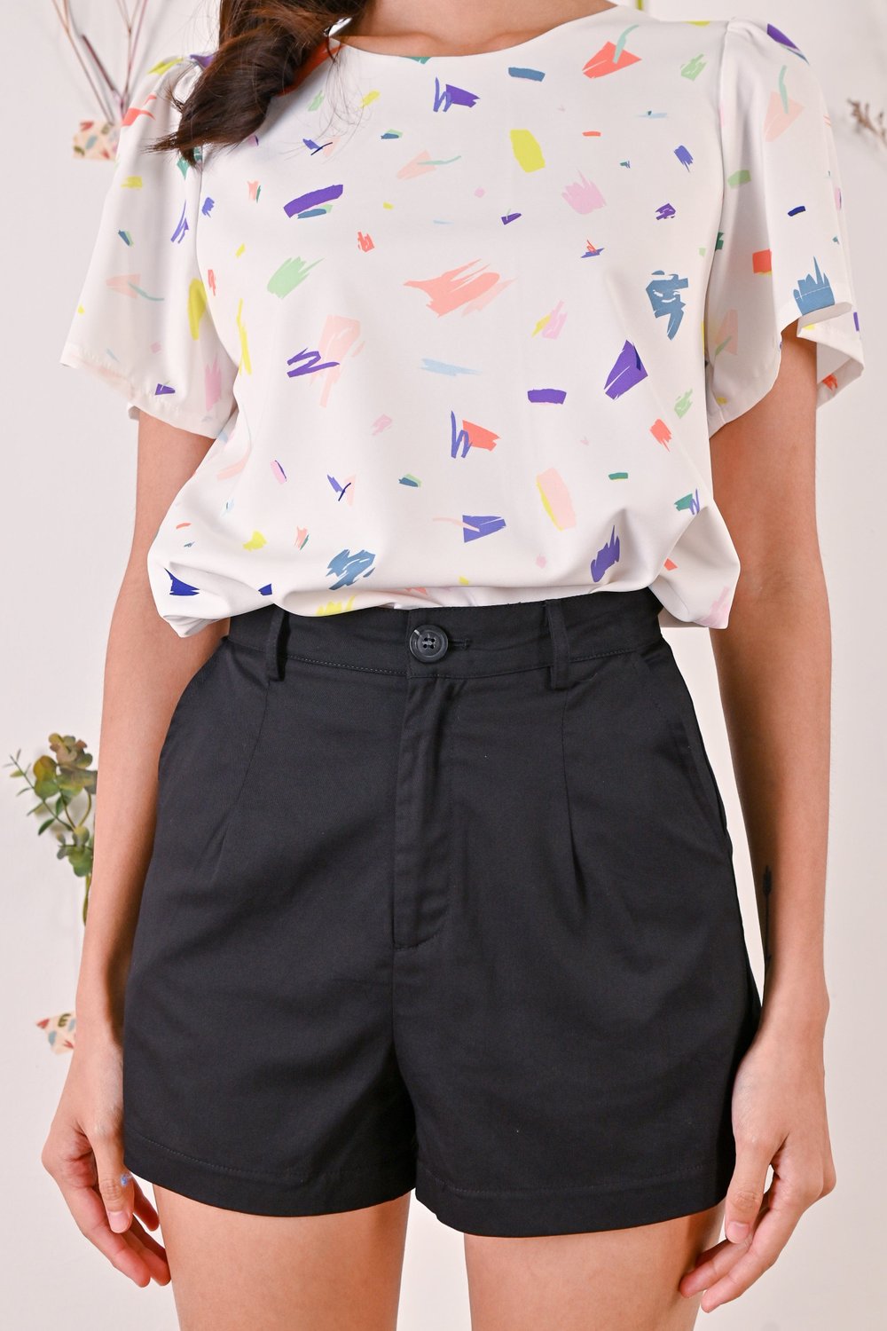 JEANETTE SHORTS IN BLACK