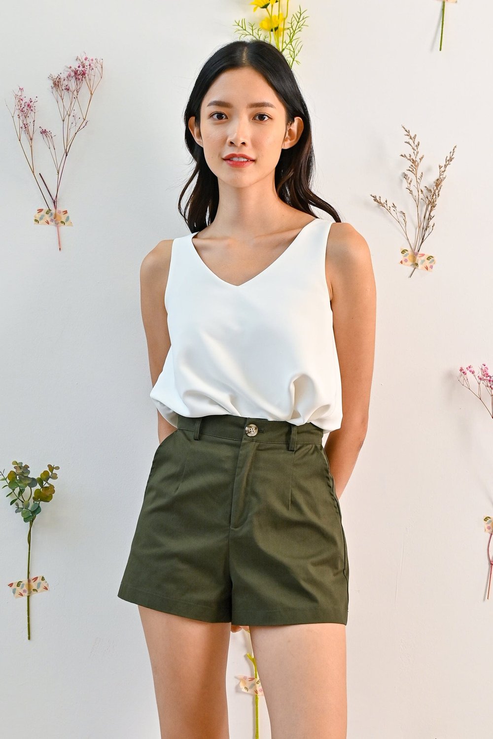JEANETTE SHORTS IN OLIVE