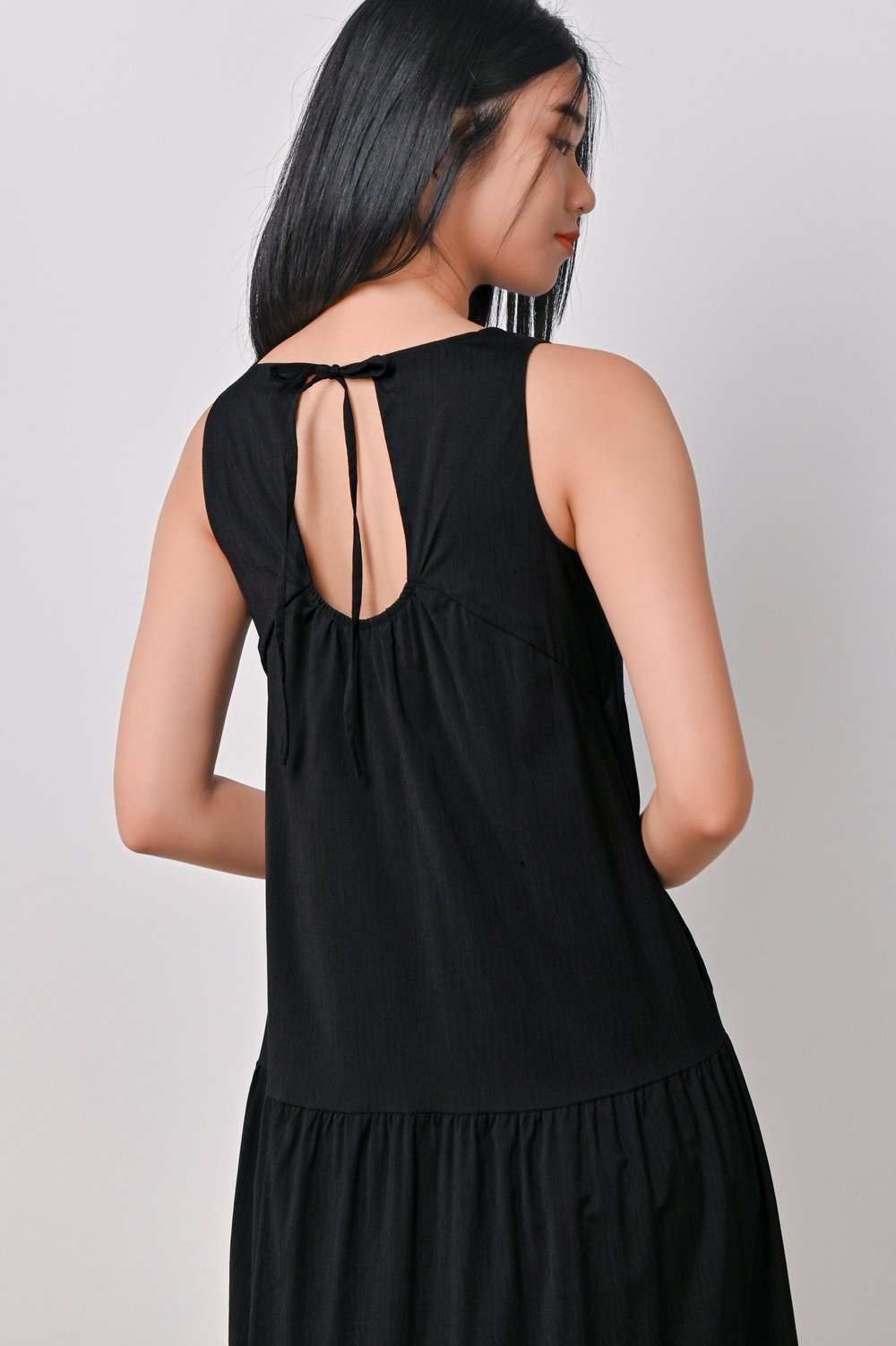 DELLYN V-NECK TIERED DRESS IN BLACK