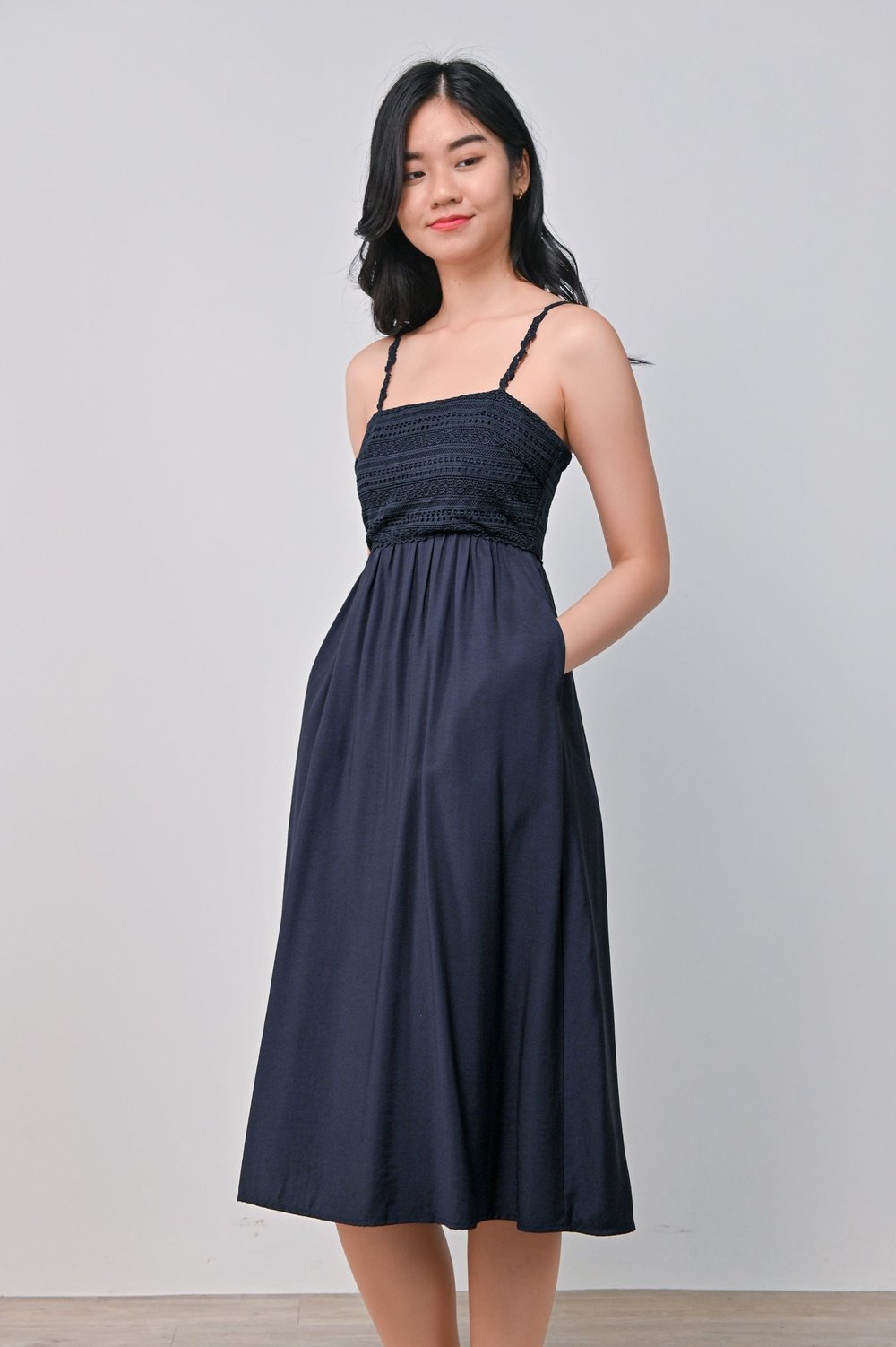 ERIELLE LACE DRESS IN NAVY