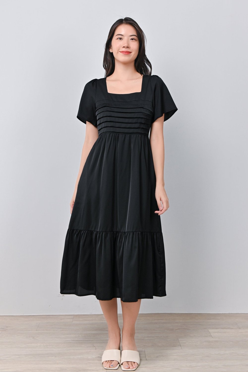 EUNBI PLEAT-DETAIL DRESS IN BLACK