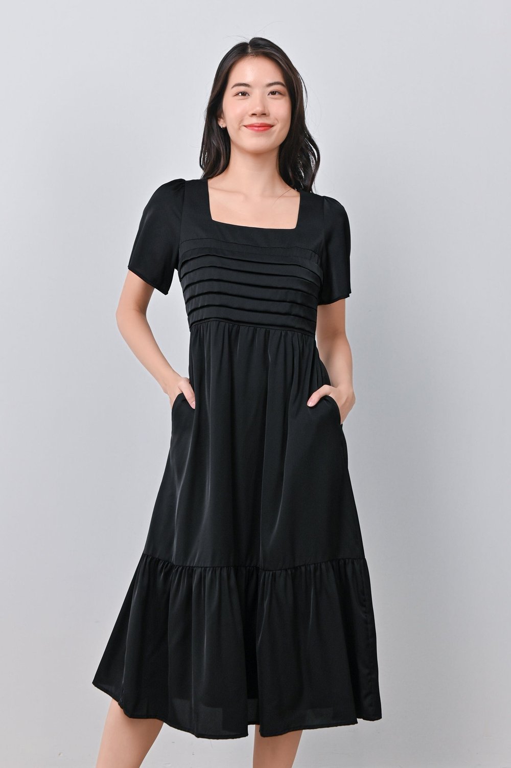 EUNBI PLEAT-DETAIL DRESS IN BLACK