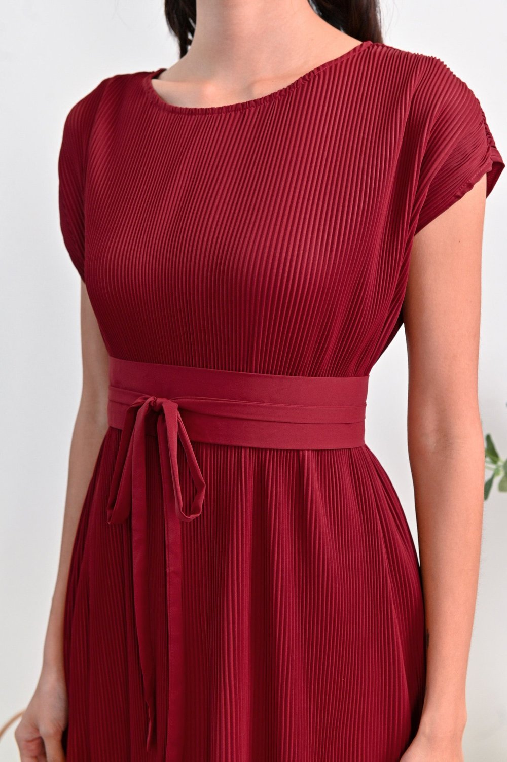 NAKYA SLEEVED PLEAT DRESS IN WINE