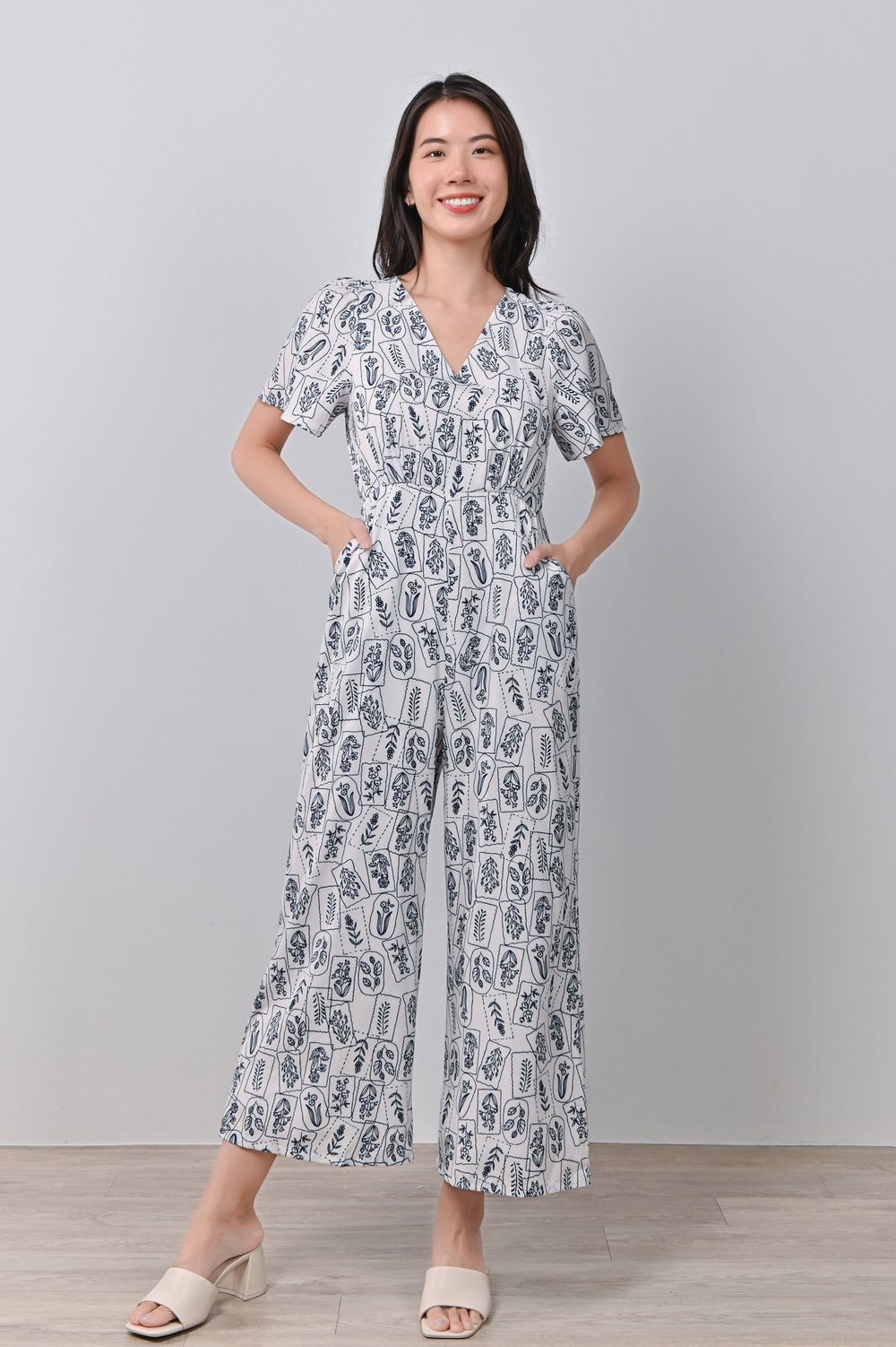 FLOWER STAMPS V-NECK JUMPSUIT