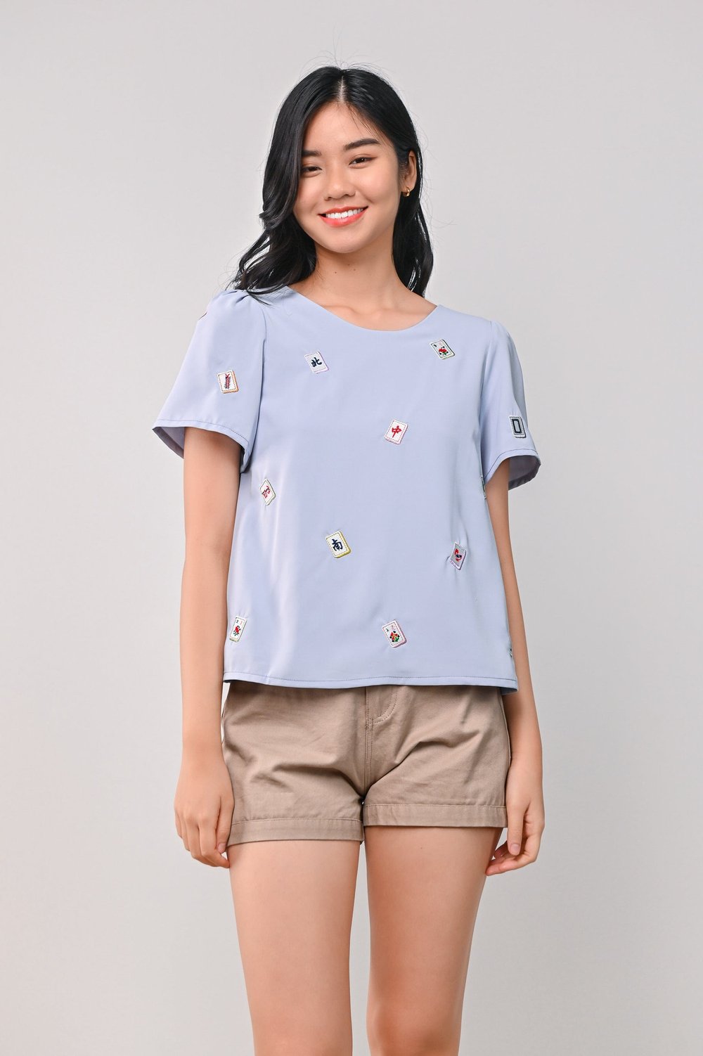 MAHJONG EMB. SLEEVED TOP IN BLUE