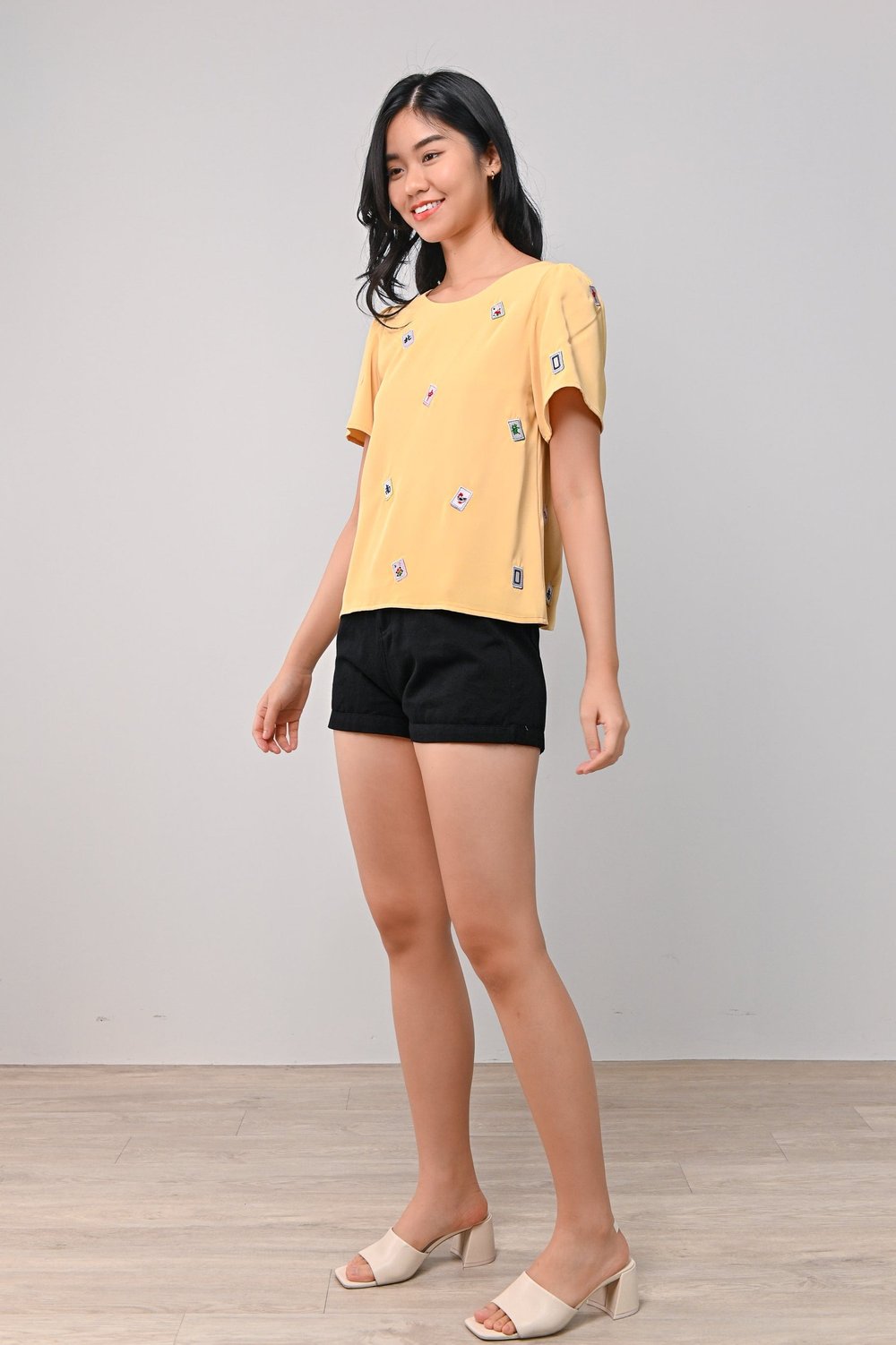 MAHJONG EMB. SLEEVED TOP IN YELLOW
