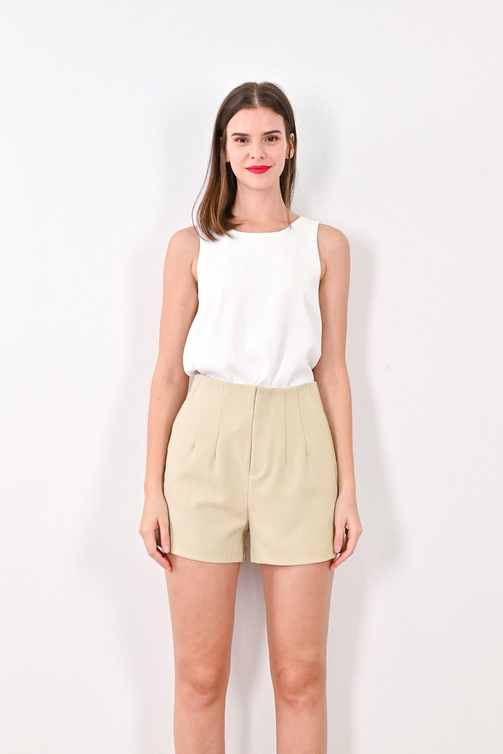 SUEE PLEAT SHORTS IN SAND