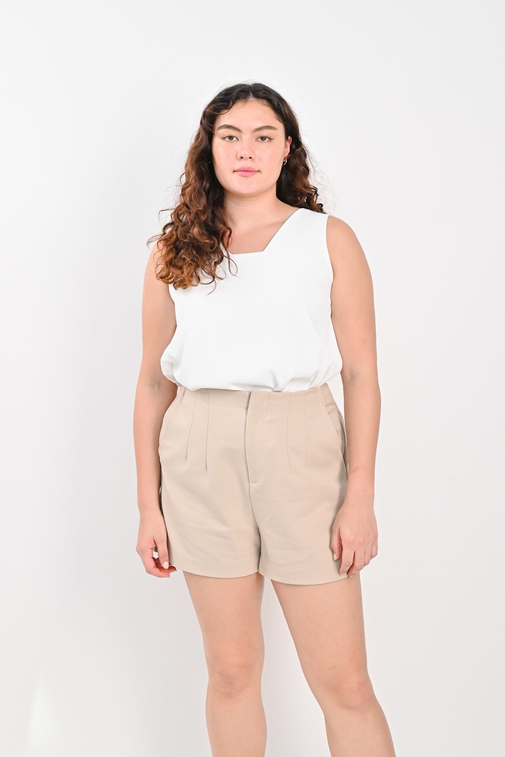 SUEE PLEAT SHORTS IN SAND